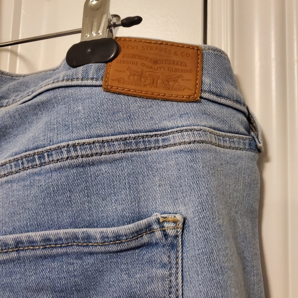 Classic Levi Straus Blue Women's Jeans - Picture 2 of 5